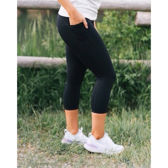 Ziya-Black Pocket Brilliant Hi-Rise Capri - Picture 1 of 5